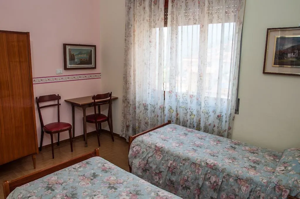 Albergo De Jean Garzeno 0*,